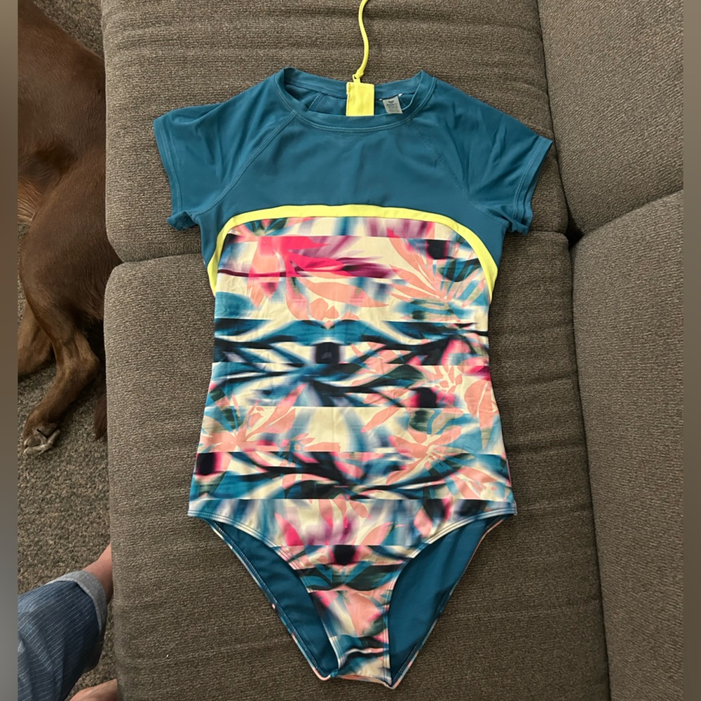 Roxy one piece size medium, cool, multicolored, beautiful swimsuit.